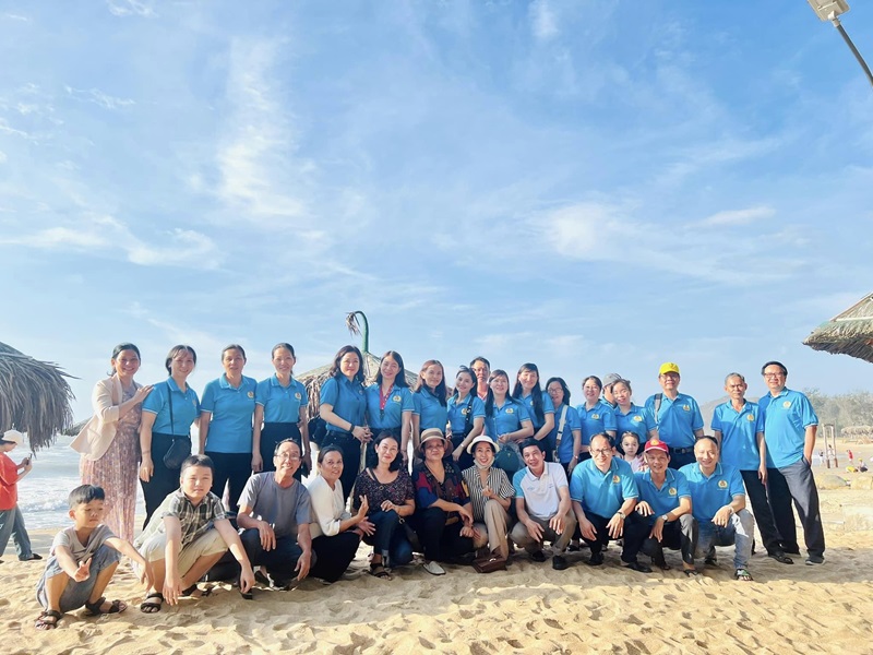 Công đoàn Trường THCS Hiệp An tổ chức tham quan, sinh hoạt 8/3 tại biển Phước Hải