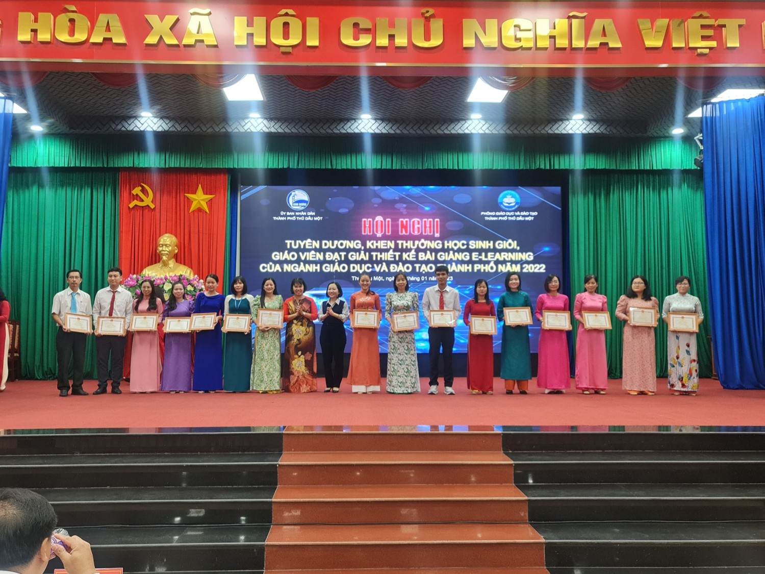 Tuyên dương giáo viên đạt giải e-learning năm học 2022-2023