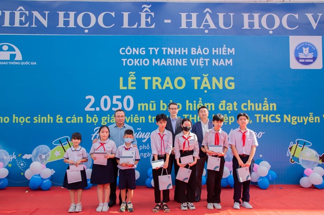 Mạnh thường quân trao học bỏng