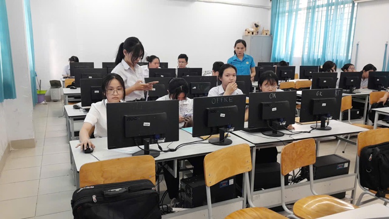 Trường THCS Hiệp An hỗ trợ học sinh đăng ký tuyển sinh trực tuyến